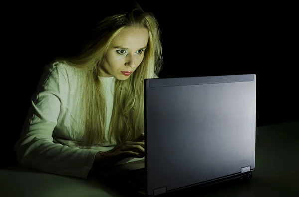 Vrouw die werkt op een computer door nacht horizontale — Stockfoto