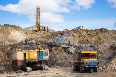 Quarry extraction of silicon. Minerals. Loading and transportation of minerals. Truck and excavator
