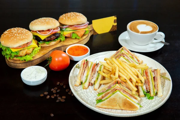 Delicious Sandwich Made White Bread Tomatoes Onions Lettuce Sandwich Delicious — Stock Photo, Image