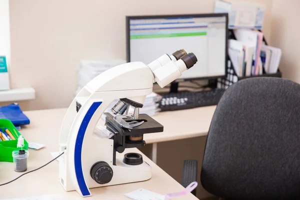 Hemşire pozitif Coronavirus kan örneğiyle test tüpü tutuyor. 2019-nCoV salgını, Roman Çin Koronavirüsü, Wuhan Coronavirüs kan analizi konsepti.