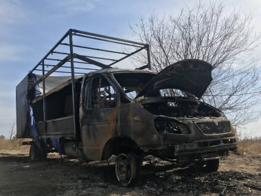 Vandalizm ya da intikam, yanmış araba. Popüler protestoların, yanmış arabaların, bir suçun sonuçları. Yangından sonra araba. Otomatik çöp