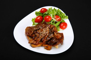 Biftek. Demiglace soslu sığır eti.