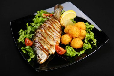 Alabalık pişirildi. En yumuşak alabalık istiridye sosuyla pişirilir. Patates püresi ve taze sebzelerle süslenir.