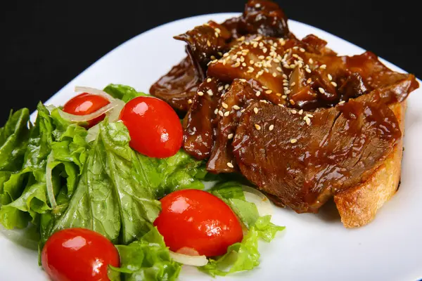 Bife Carne Torradas Com Molho Demiglace Close — Fotografia de Stock