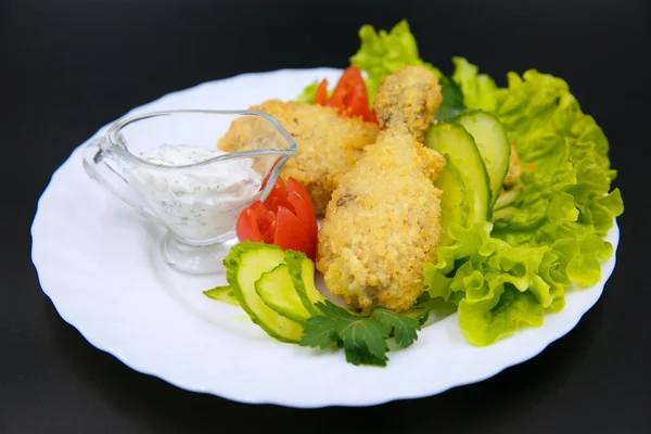 Sebzeli kızarmış tavuk budu, salatalık, domates, ekşi krema soslu salata.