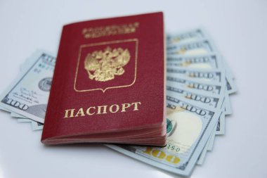 Güneydoğu Asya 'dan gelen parayla Rus pasaportu ve 100 dolarlık banknot. Hong Kong, Endonezya, Malezya, Tayland, Singapur doları. Seyahat konsepti. Değişim