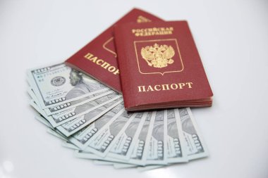 İki Rus pasaportu ve yüz dolarlık banknotlar.