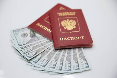 İki Rus pasaportu ve yüz dolarlık banknotlar.