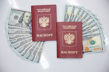 İki Rus pasaportu ve yüz dolarlık banknotlar.