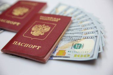 İki Rus pasaportu ve yüz dolarlık banknotlar.