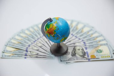 Dünya 100 dolarlık banknotların üzerinde. Seyahat kavramı