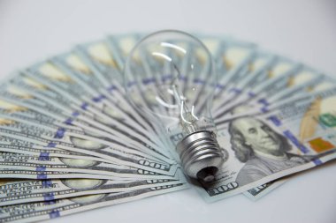 Arka planda bir lamba var. Elektrikten tasarruf kavramı.