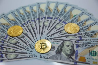 Arka plan için Amerikan doları üzerine altın bitcoin. Bitcoin dijital para birimi yakın plan. Sanal paranın yeni bir konsepti. Bitcoin düşüşü