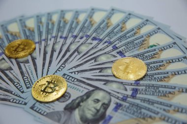 Arka plan için Amerikan doları üzerine altın bitcoin. Bitcoin dijital para birimi yakın plan. Sanal paranın yeni bir konsepti. Bitcoin düşüşü