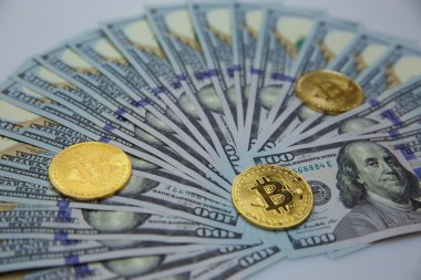 Arka plan için Amerikan doları üzerine altın bitcoin. Bitcoin dijital para birimi yakın plan. Sanal paranın yeni bir konsepti. Bitcoin düşüşü