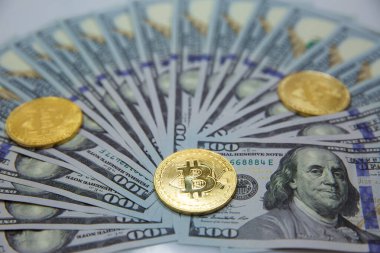 100 doların üzerine üç sembolik para Bitcoin. Bir dolara karsiliginda karsiligini ver. Bitcoin düşüşü