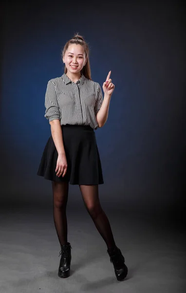 Wysoka Piękne Azji Dziewczyna Spódnica Pokazuje Jej Palec Wskazujący Górę — Zdjęcie stockowe