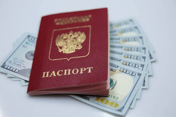 Güneydoğu Asya 'dan gelen parayla Rus pasaportu ve 100 dolarlık banknot. Hong Kong, Endonezya, Malezya, Tayland, Singapur doları. Seyahat konsepti. Değişim