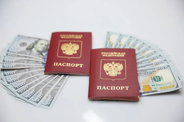 İki Rus pasaportu ve yüz dolarlık banknotlar.