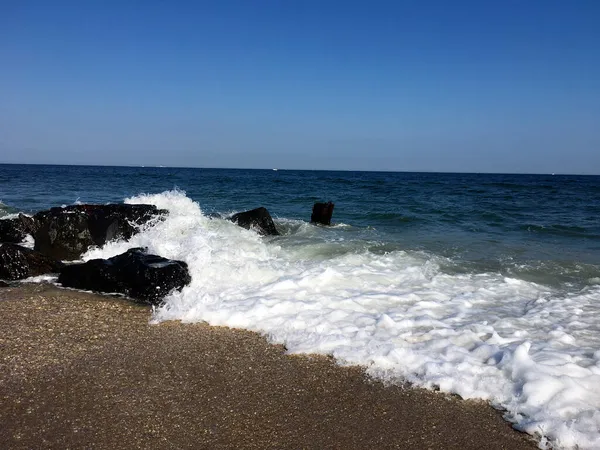 Woda Oceaniczna Rozpryskująca Się Olśniewających Skałach — Zdjęcie stockowe