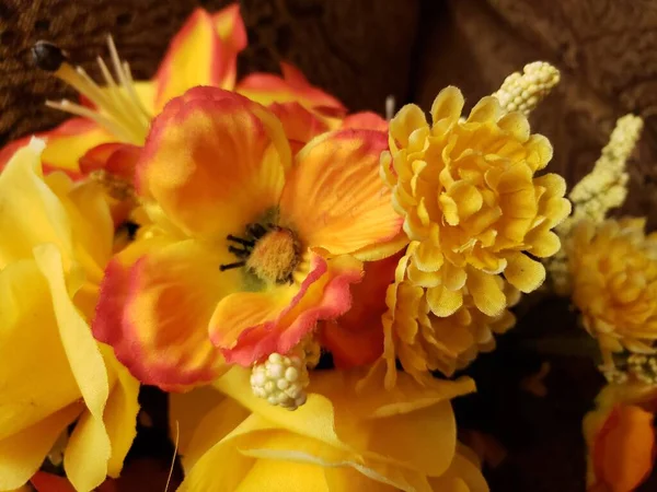 Ev dekorasyonu için sarı gül buketi. 