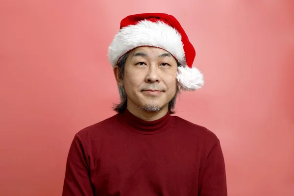 Uomo Asiatico Ritratto Con Cappello Babbo Natale Sullo Sfondo Rosa — Foto Stock