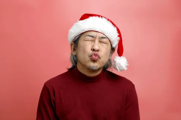 Uomo Asiatico Ritratto Con Cappello Babbo Natale Sullo Sfondo Rosa — Foto Stock