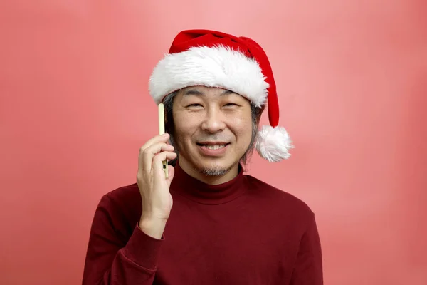Uomo Asiatico Ritratto Con Cappello Babbo Natale Sullo Sfondo Rosa — Foto Stock