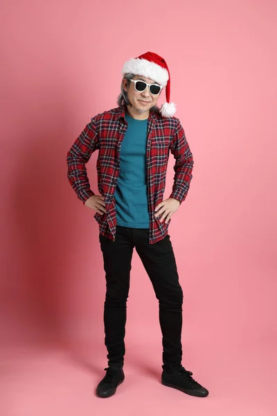 Den Äldre Asiatiska Mannen Med Julen Hatt Stående Den Rosa — Stockfoto