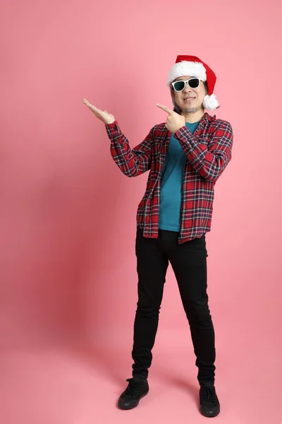 Senior Asian Man Christmas Hat Standing Pink Background — Stock Photo, Image
