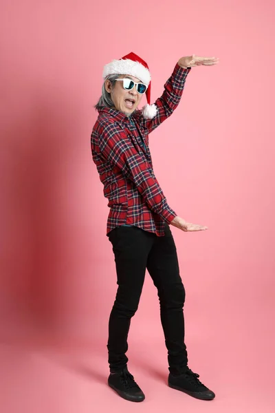 Senior Asian Man Christmas Hat Standing Pink Background — Stock Photo, Image