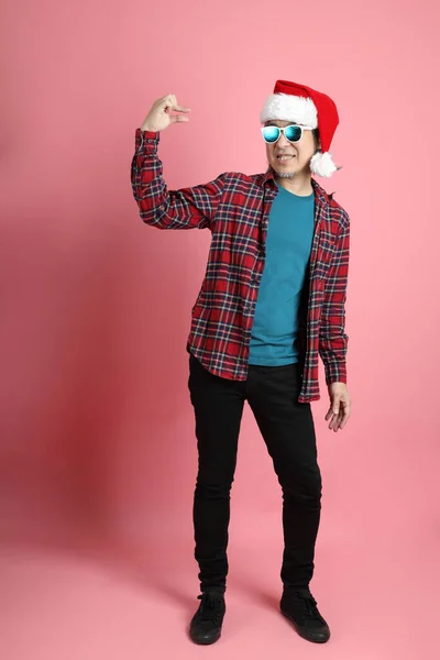 배경에 크리스마스 모자를 아시아 — 스톡 사진