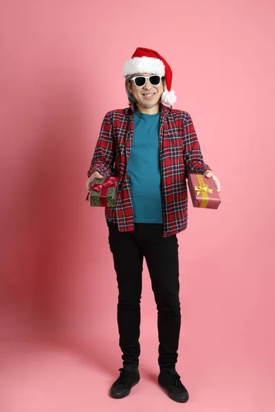 Homem Asiático Sênior Com Chapéu Natal Fundo Rosa — Fotografia de Stock