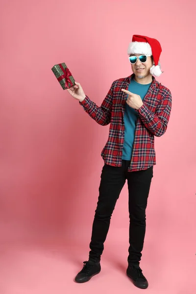 Hombre Asiático Mayor Con Sombrero Navidad Pie Sobre Fondo Rosa — Foto de Stock