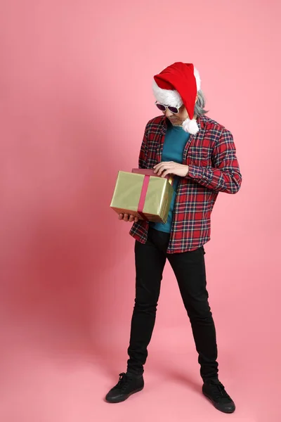 Ηλικιωμένος Ασιάτης Χριστουγεννιάτικο Καπέλο Στέκεται Στο Ροζ Φόντο — Φωτογραφία Αρχείου