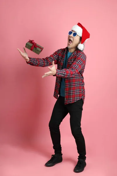 Den Äldre Asiatiska Mannen Med Julen Hatt Stående Den Rosa — Stockfoto