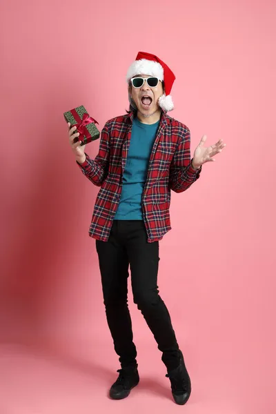 Homem Asiático Sênior Com Chapéu Natal Fundo Rosa — Fotografia de Stock