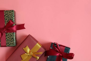 Pembe arka planda özel durumlar için hediye kutuları..