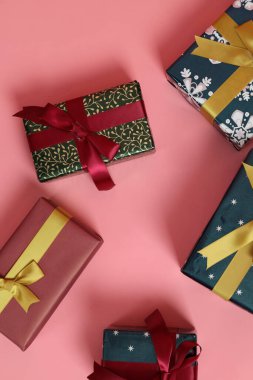 Pembe arka planda özel durumlar için hediye kutuları..