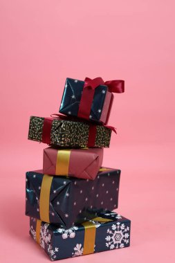 Pembe arka planda özel durumlar için hediye kutuları..