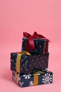 Pembe arka planda özel durumlar için hediye kutuları..