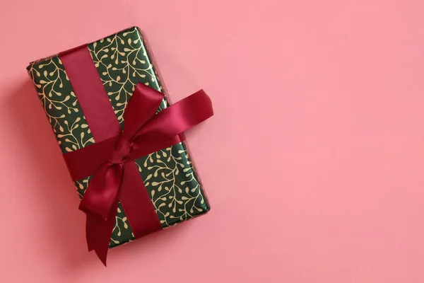 粉色背景下特殊场合的礼品盒 — 图库照片