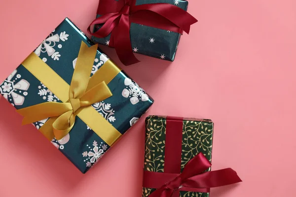 Die Geschenkboxen Für Besondere Anlässe Auf Rosa Hintergrund — Stockfoto