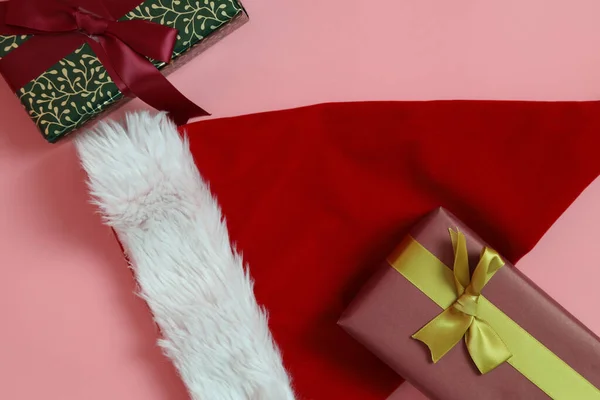 粉色背景的圣诞礼品盒 — 图库照片
