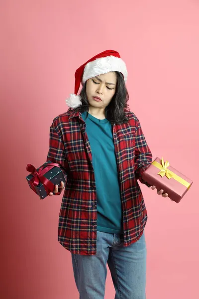 Die Asiatische Frau Mit Weihnachtsmütze Steht Auf Dem Rosa Hintergrund — Stockfoto