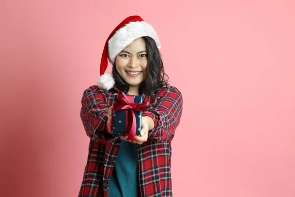 Mulher Asiática Com Chapéu Papai Noel Sobre Fundo Rosa — Fotografia de Stock