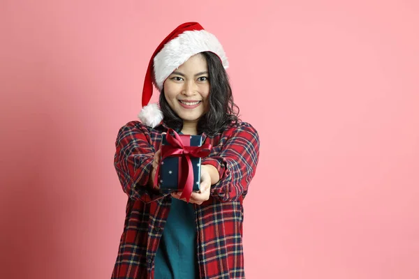 Den Asiatiska Kvinnan Med Tomte Hatt Står Den Rosa Bakgrunden — Stockfoto