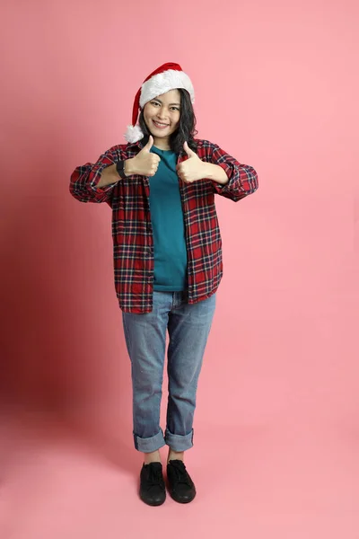 Mulher Asiática Com Chapéu Papai Noel Sobre Fundo Rosa — Fotografia de Stock