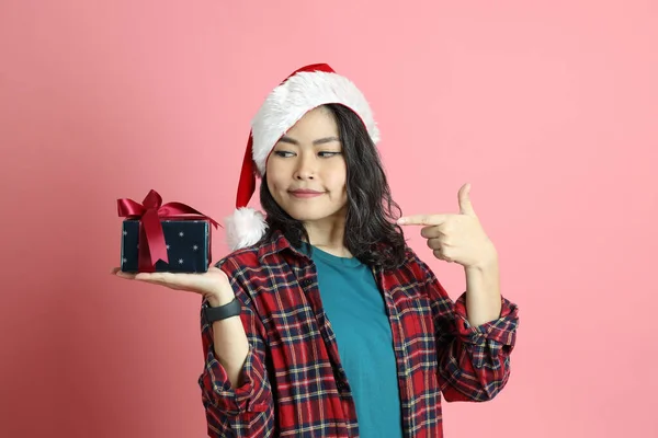 Die Asiatische Frau Mit Weihnachtsmütze Steht Auf Dem Rosa Hintergrund — Stockfoto