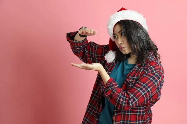 Donna Asiatica Con Babbo Natale Piedi Sullo Sfondo Rosa — Foto Stock